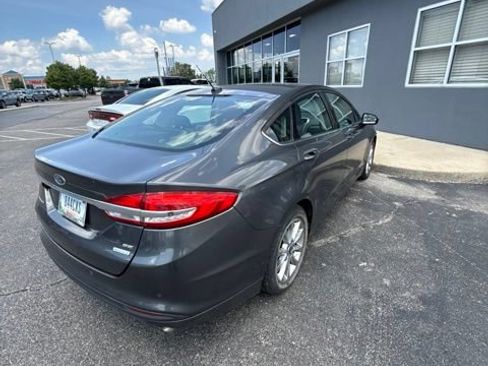 Used 2017 Ford Fusion SE w/ Fusion SE Technology Package FWD image 7