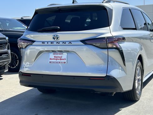 Certified 2025 Toyota Sienna XLE FWD image 4