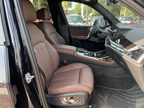 Used 2025 BMW X7 M60i AWD/4WD image 33