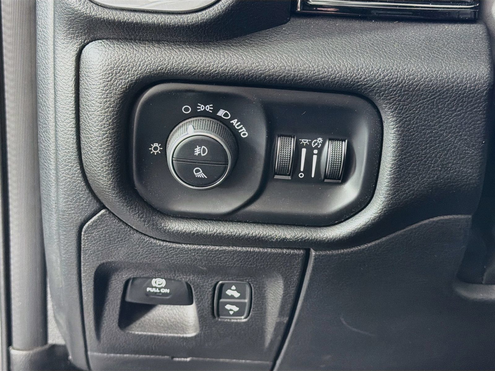 Used 2025 RAM 1500 Laramie w/ Advanced Safety Group II AWD/4WD image 11
