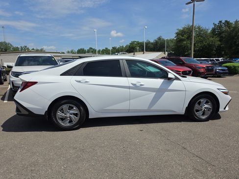 Used 2025 Hyundai Elantra SE FWD image 9