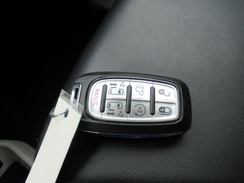 Used 2023 Chrysler Pacifica Touring-L FWD image 29