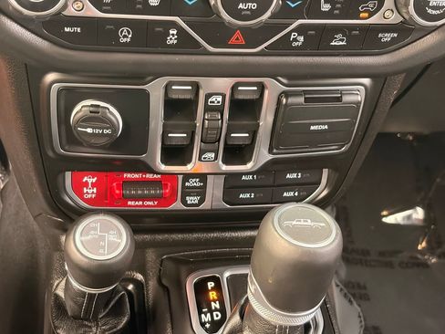 Used 2025 Jeep Gladiator Rubicon AWD/4WD image 24