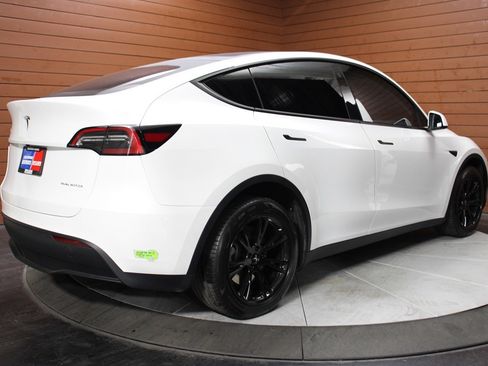 Used 2022 Tesla Model Y Long Range image 16