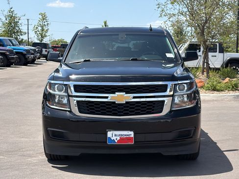 Used 2017 Chevrolet Suburban LS RWD image 2