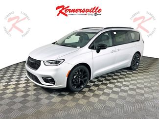 New 2026 Chrysler Pacifica Limited w/ Uconnect Theater Family Group video 3