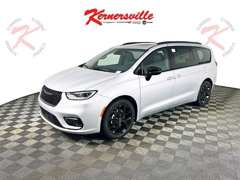 New 2026 Chrysler Pacifica Limited w/ Uconnect Theater Family Group image 3