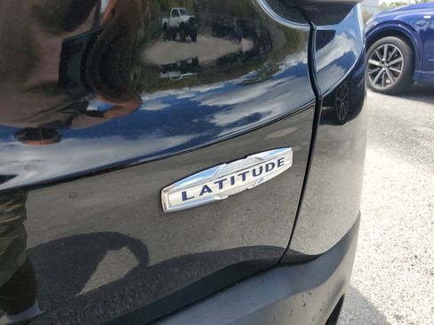 Used 2017 Jeep Renegade Latitude w/ Popular Equipment Group image 5