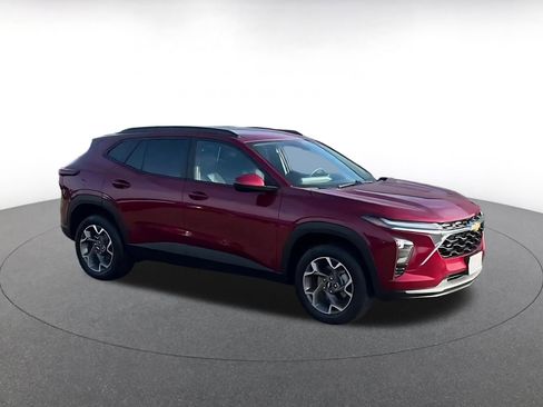 Used 2025 Chevrolet Trax LT image 2