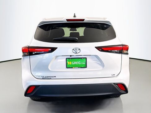 Used 2025 Toyota Highlander LE FWD image 8