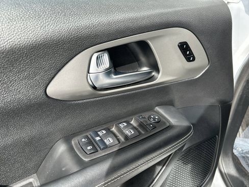 Used 2025 Chrysler Pacifica Select image 16