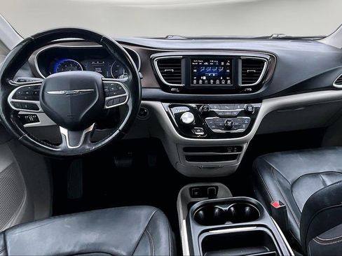 Used 2019 Chrysler Pacifica Touring-L image 8