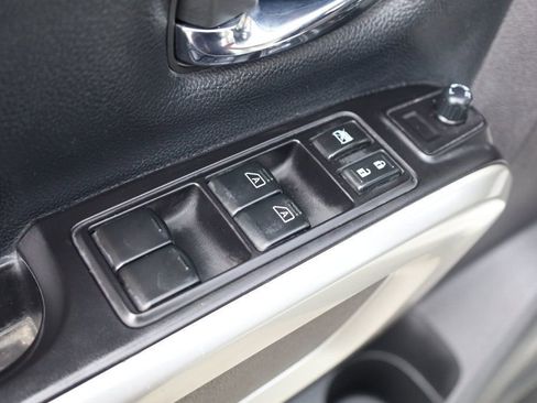 Used 2018 Nissan Titan SV image 37