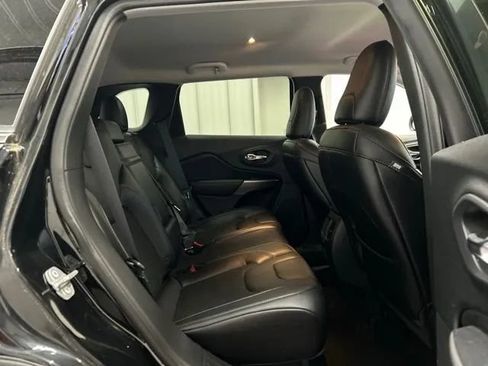 Used 2019 Jeep Cherokee Latitude Plus w/ Cold Weather Group AWD/4WD image 16