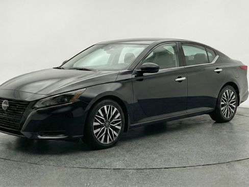 Used 2025 Nissan Altima 2.5 SV image 3