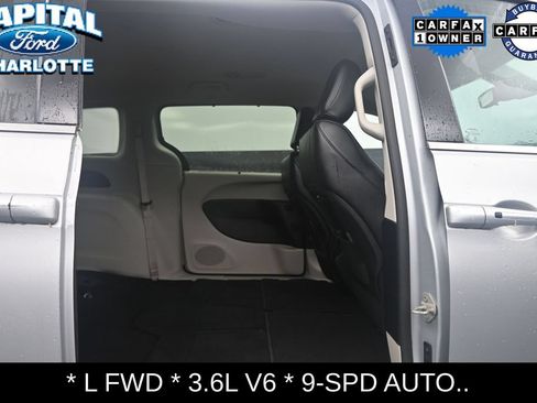 Used 2023 Chrysler Pacifica Touring-L FWD image 11