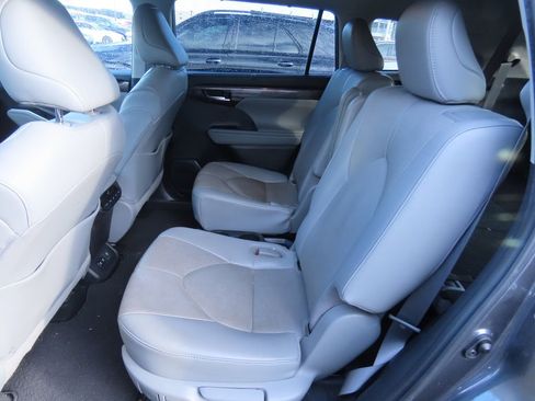 Used 2020 Toyota Highlander Limited image 11