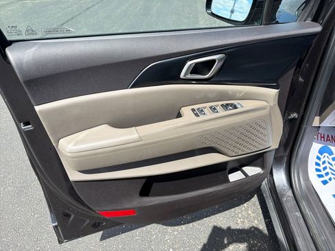 Used 2025 Kia Carnival FWD image 10