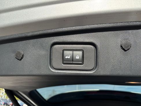 Used 2025 Nissan Pathfinder SV image 18