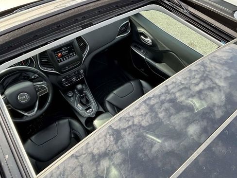 Used 2019 Jeep Cherokee Latitude Plus w/ Comfort/Convenience Group image 19