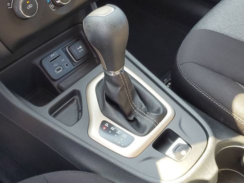 Used 2015 Jeep Cherokee Sport FWD image 16