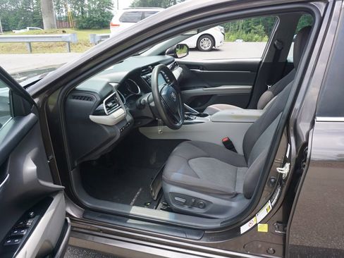 Used 2018 Toyota Camry LE FWD image 2