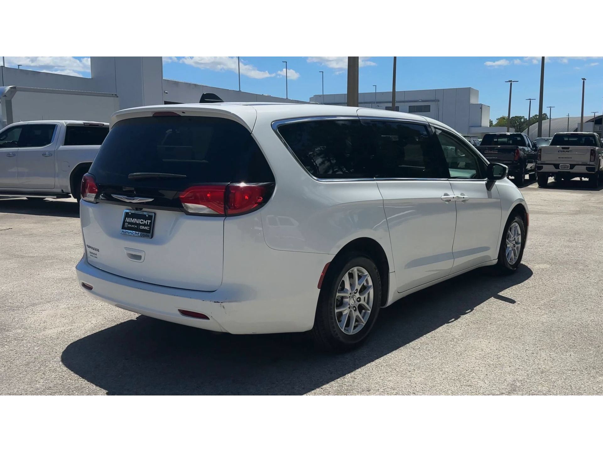 Used 2023 Chrysler Voyager LX FWD image 8