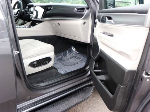 Used 2025 Jeep Wagoneer Series II AWD/4WD image 17