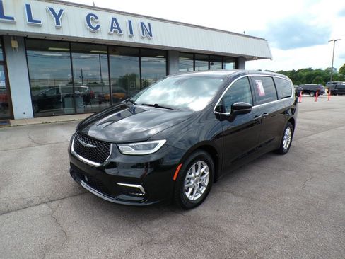 Used 2023 Chrysler Pacifica Touring-L FWD image 3