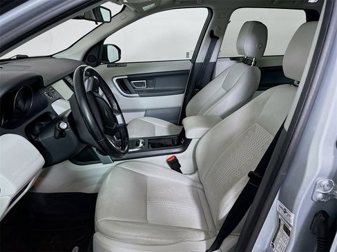 Used 2018 Land Rover Discovery Sport SE image 8