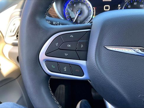 Used 2023 Chrysler Pacifica Limited image 16