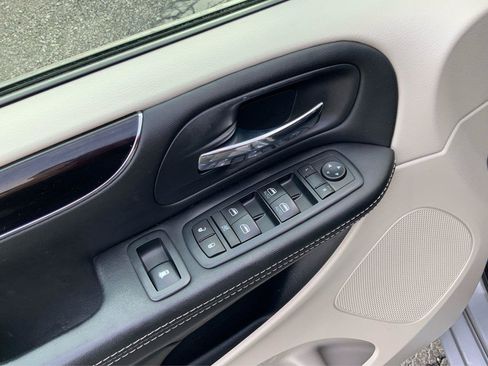 Used 2017 Dodge Grand Caravan SE FWD image 21