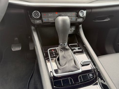 Used 2024 Jeep Compass Limited image 13