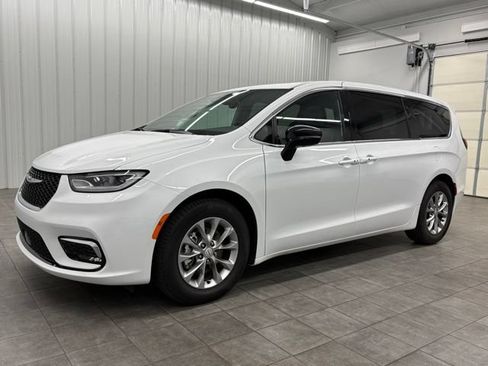 Used 2026 Chrysler Pacifica Limited FWD image 5