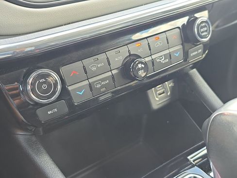 Used 2022 Jeep Compass Limited image 30