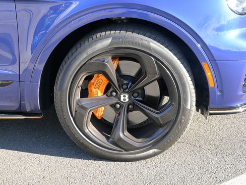 Used 2025 Bentley Bentayga image 12