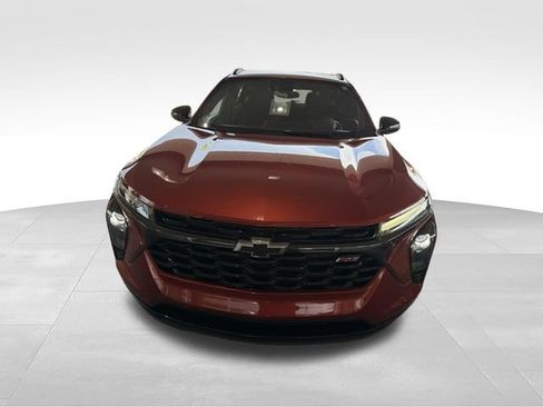 Used 2024 Chevrolet Trax RS w/ Sunroof Package FWD image 2