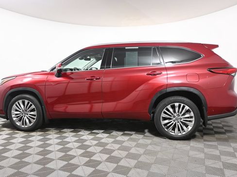 Used 2022 Toyota Highlander Platinum AWD/4WD image 2