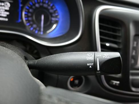 Used 2015 Chrysler 200 Limited w/ Convenience Group image 18