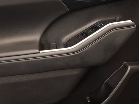 Certified 2025 Toyota Highlander XLE image 10