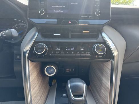 Certified 2022 Toyota Venza XLE AWD/4WD image 23