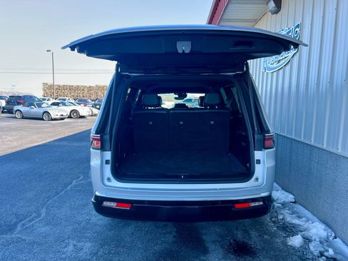 Used 2023 Jeep Wagoneer L Series III w/ Preferred Equipment Group image 5