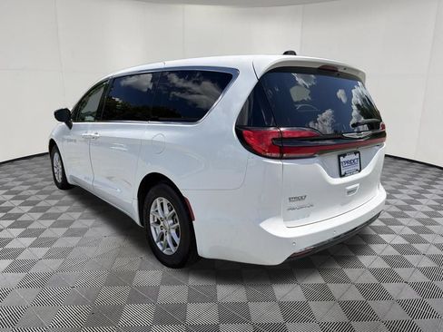 Used 2024 Chrysler Pacifica Touring-L FWD image 3