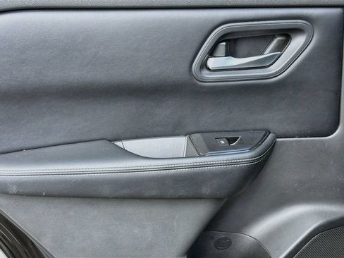 Used 2025 Nissan Rogue SV FWD image 27