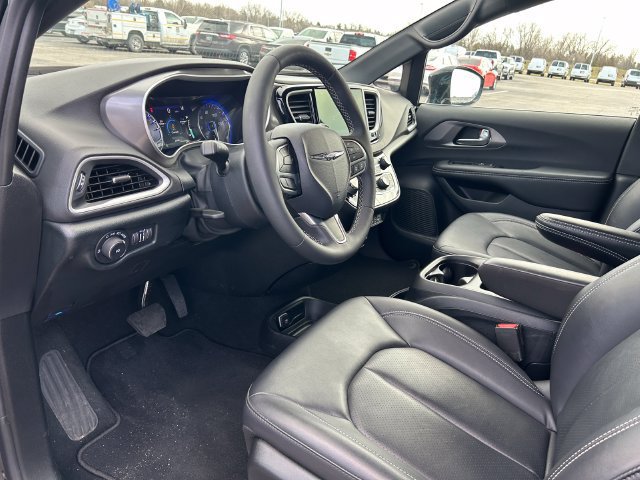 Used 2025 Chrysler Pacifica Select FWD image 11