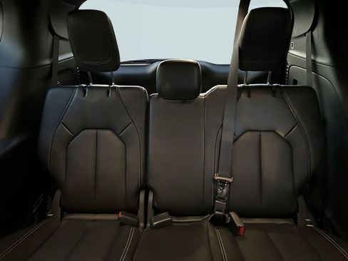 Used 2025 Chrysler Pacifica Select image 20