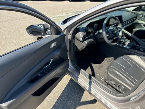 Used 2024 Hyundai Elantra Limited FWD image 7