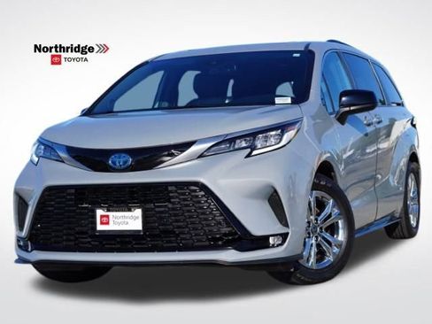 Used 2023 Toyota Sienna XSE image 1