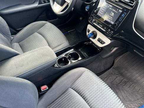 Used 2017 Toyota Prius Prime Premium image 16