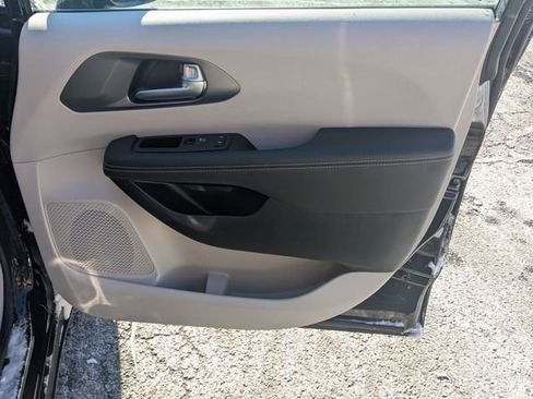 Used 2024 Chrysler Pacifica Touring-L image 24